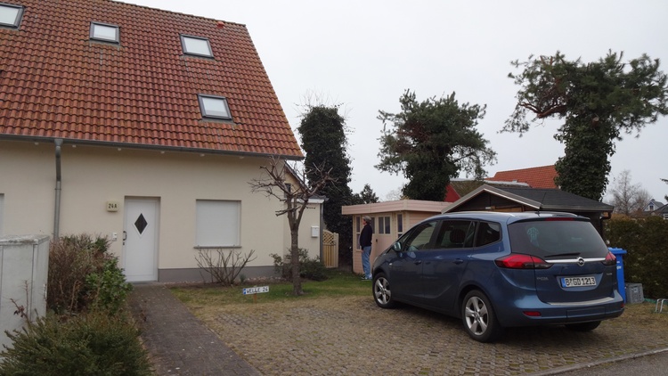 Hauseingang mit Parkplatz Hauseingang mit Parkplatz