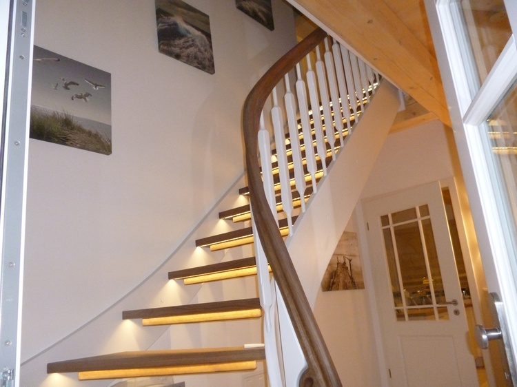 Empfang und Treppe zum OG Empfang und Treppe zum OG