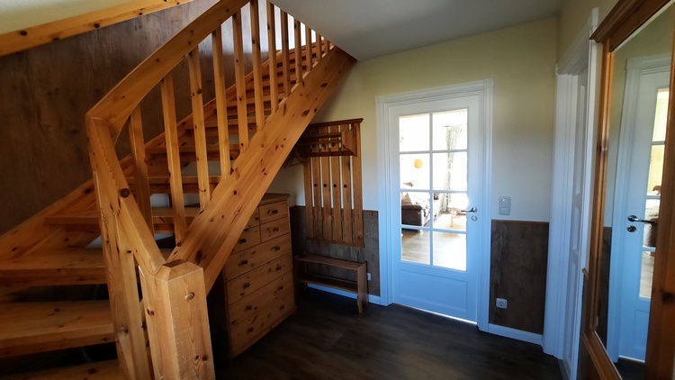 Eingangsbereich mit Treppe zu den Schlafräumen Eingangsbereich mit Treppe zu den Schlafräumen