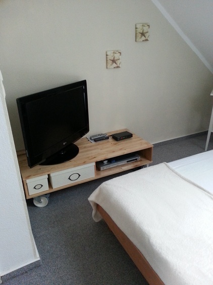 Dachspitz Bett 140cm, Flach-TV u.DVD Dachspitz Bett 140cm, Flach-TV u.DVD