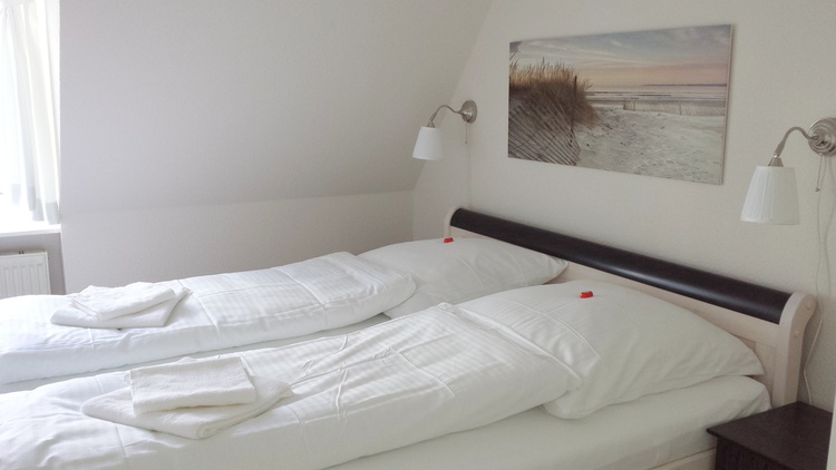 Schlafzimmer 1 mit TV und Blick zur Ostsee Schlafzimmer 1 mit TV und Blick zur Ostsee