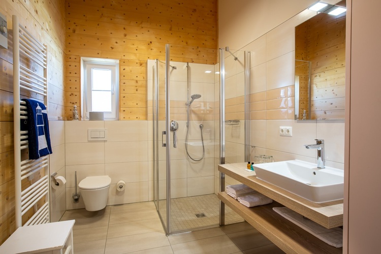Großes Duschbad mit Zugang zur Sauna. Großes Duschbad mit Zugang zur Sauna.