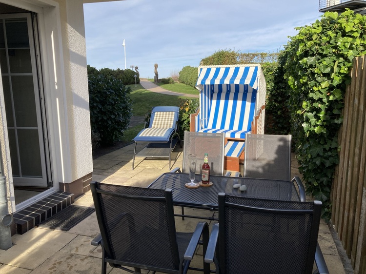 Terrasse mit Komfort-Strandkorb und Sonnenliege Terrasse mit Komfort-Strandkorb und Sonnenliege