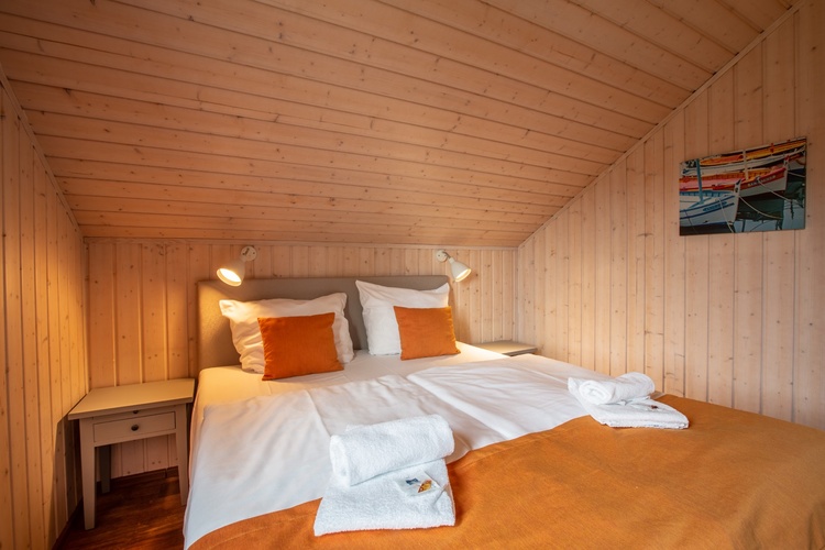 Schlafzimmer mit Boxspring-Doppelbett Schlafzimmer mit Boxspring-Doppelbett