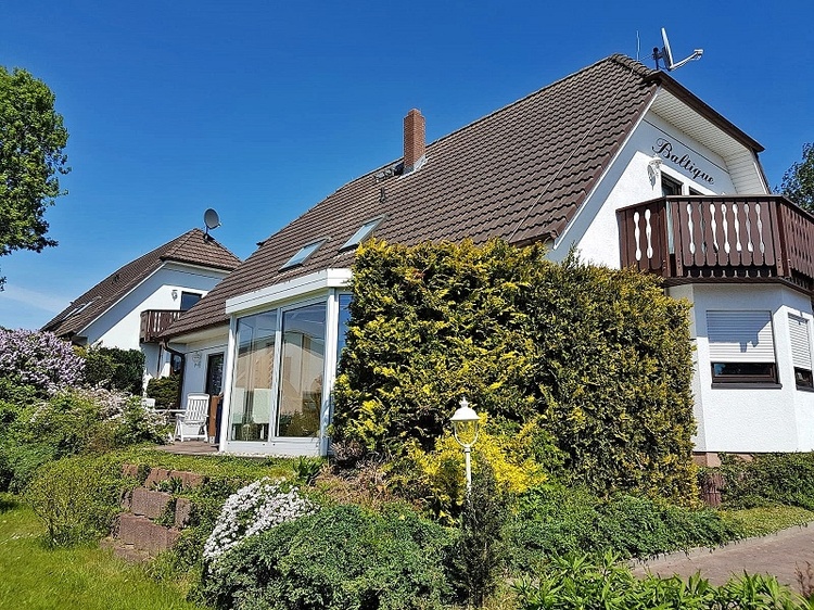 Außenansicht mit Wintergarten Außenansicht mit Wintergarten