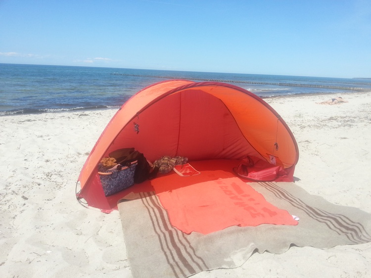Vor der Saison kann etwas geschützt der leere Strand genossen werden. Vor der Saison kann etwas geschützt der leere Strand genossen werden.