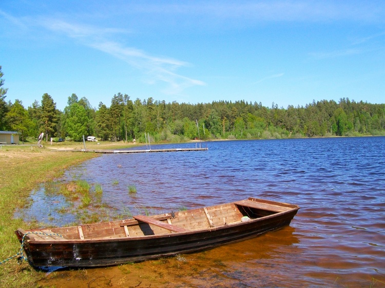 Der See Lillesjö mit flachem Sandstrand Der See Lillesjö mit flachem Sandstrand