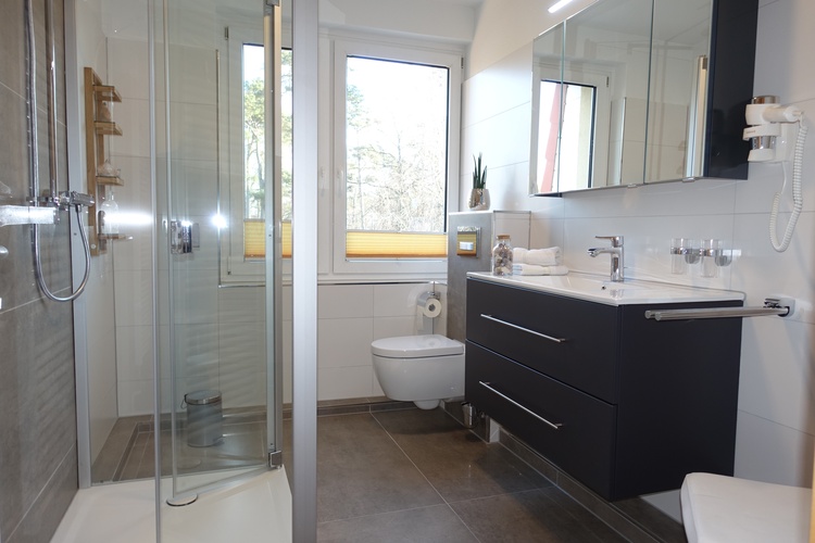 Tageslichtbad mit ebenerdiger Dusche Tageslichtbad mit ebenerdiger Dusche