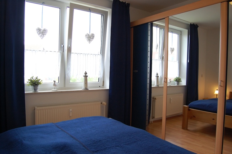 Großer Kleiderschrank für ihre Garderobe Großer Kleiderschrank für ihre Garderobe