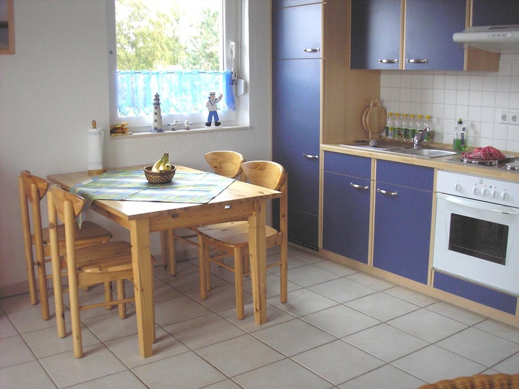 Wohnküche mit Radio und TV/Zugang zum Balkon Wohnküche mit Radio und TV/Zugang zum Balkon