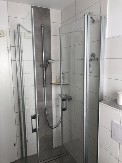 Bad unten / Dusche Bad unten / Dusche
