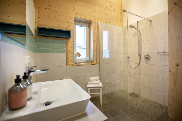 Ebenerdiges Duschbad mit Zugang zur Sauna. Ebenerdiges Duschbad mit Zugang zur Sauna.