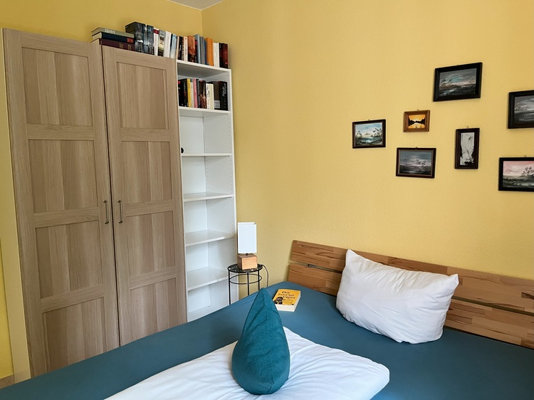Ausreichend Stauraum im zweiten Schlafzimmer