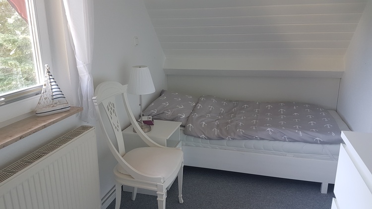 SZ 2 Einzelbetten 1,90m x 0,90m, 1 Kommode, 2 Stühle