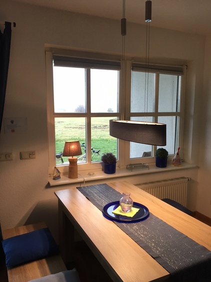 Moderner Esstisch mit Blick auf den Bodden Moderner Esstisch mit Blick auf den Bodden
