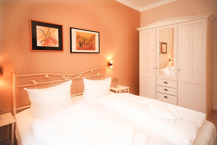 Schlafzimmer mit Doppelbett und Fenster zur Ostsee Schlafzimmer mit Doppelbett und Fenster zur Ostsee