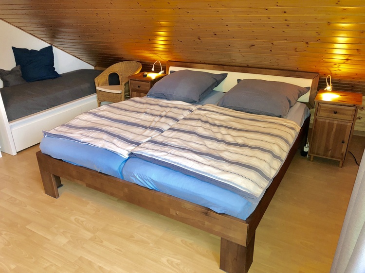 Schlafzimmer (oben) Schlafzimmer (oben)