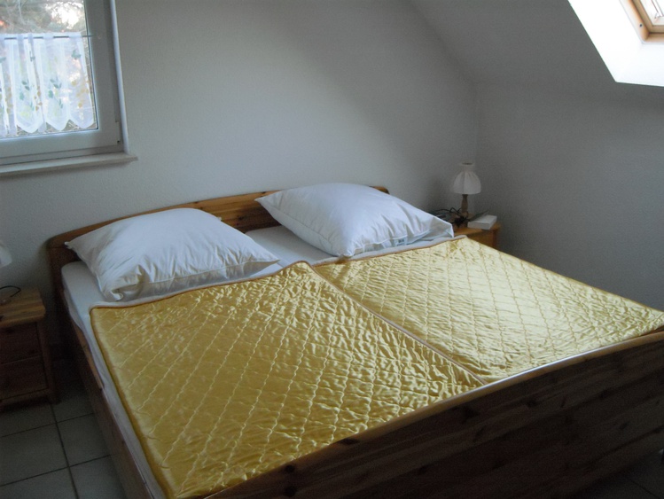 Doppelbett im Schlafzimmer Doppelbett im Schlafzimmer