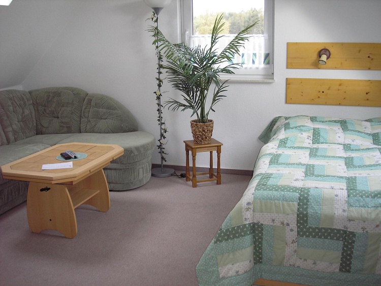 Studio mit Sitzecke, TV und Doppelbett Studio mit Sitzecke, TV und Doppelbett