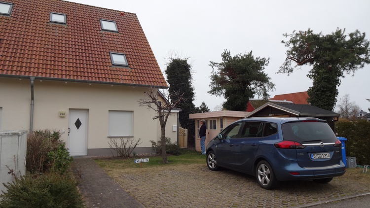 Hauseingang mit Parkplatz Hauseingang mit Parkplatz