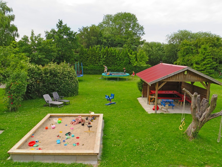 Spielplatzansicht von Ferien-Hof-Anno-1856 in Bojendorf.