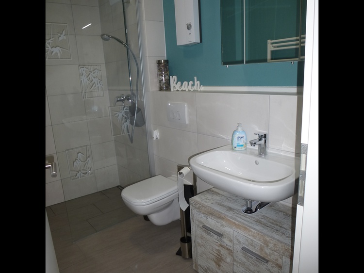 Bad mit Dusche und WC