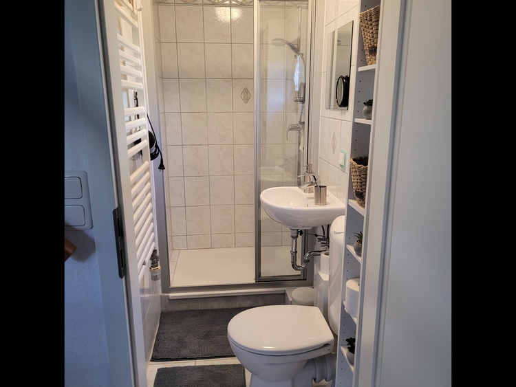 Bad mit großer Dusche, Fenster, Schminkspiegel, Föhn und Heizung Bad mit großer Dusche, Fenster, Schminkspiegel, Föhn und Heizung